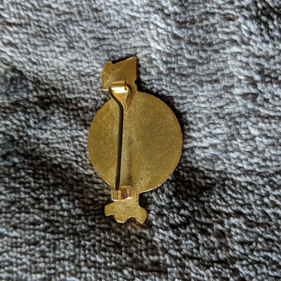 Hard Rock Cafe Circular Pin Yellow and Maroon 1.5" Bundle and SAVE 🤑 - Picture 4 of 4